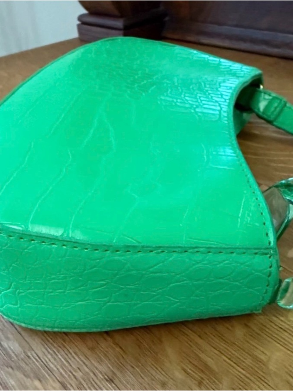 Croc-Embossed Green Shoulder Bag with Sculpted Chain Accent - Picture 7 of 12